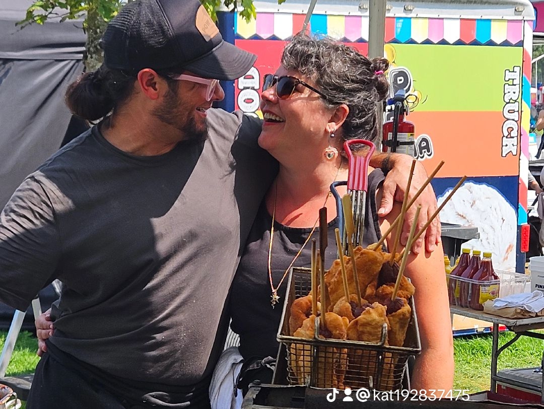 6c83f2b59b706417d24f26a59171e559_17 A man and woman looking at each other holding some fried fish.