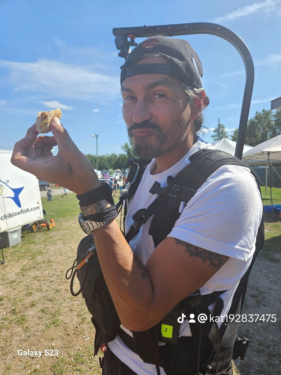 c85fcebf8b8cc8b6440cdcddb2a7dd0e_8 Camera crew having a bite to eat.